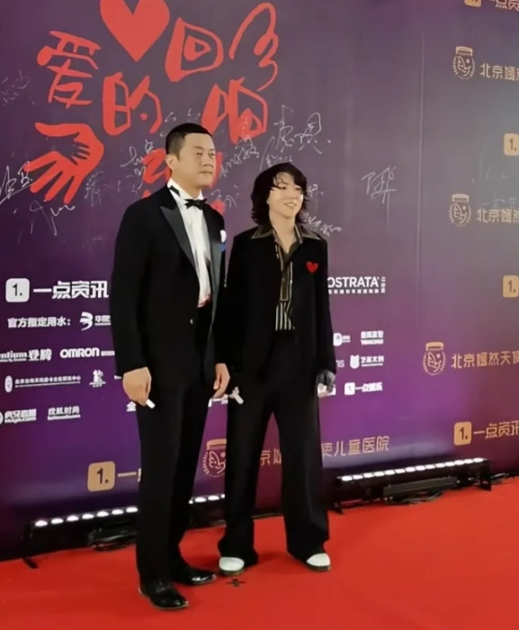 近日窦靖童出席李亚鹏举办的北京嫣然天使基金会活动，现场二人毫无隔阂迥然一家人