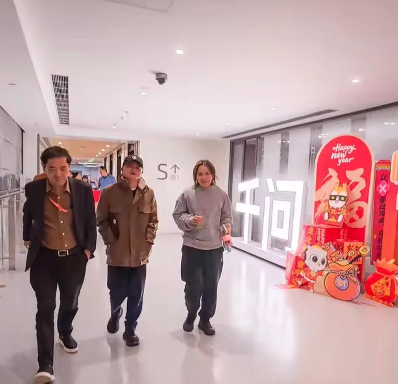 马云现身阿里巴巴西溪园区！2月4日，有网友在杭州阿里巴巴西溪园区C区拍到马云