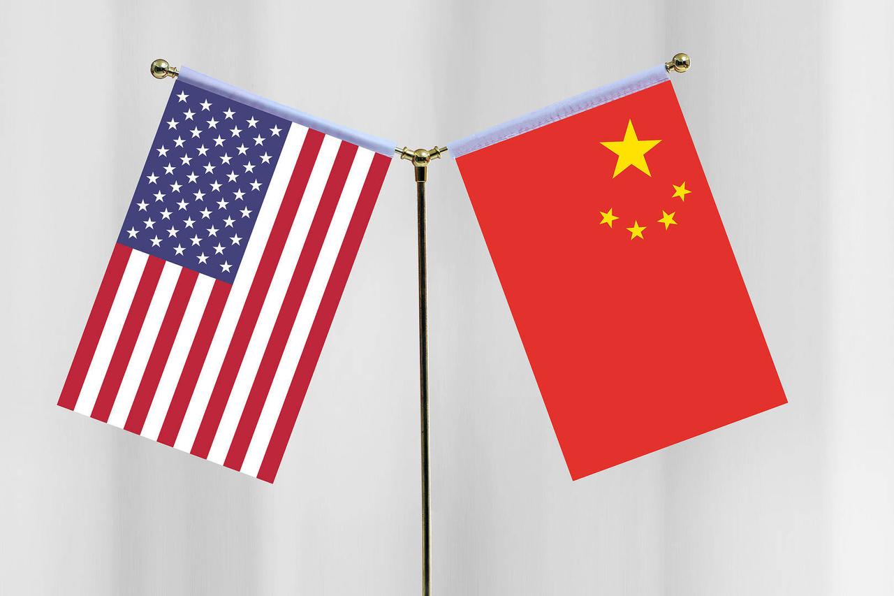 不少美国人抛出一个疑问：中国发展这么好，为什么还有不少人选择往美国跑？很多人