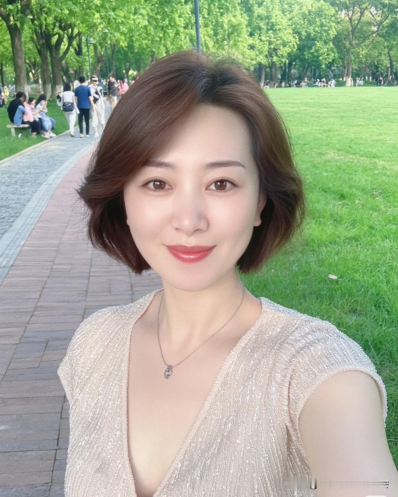 金风玉露一相逢，便胜却，人间无数。柔情似水，佳期如梦，忍顾鹊桥归路。两情若是久长