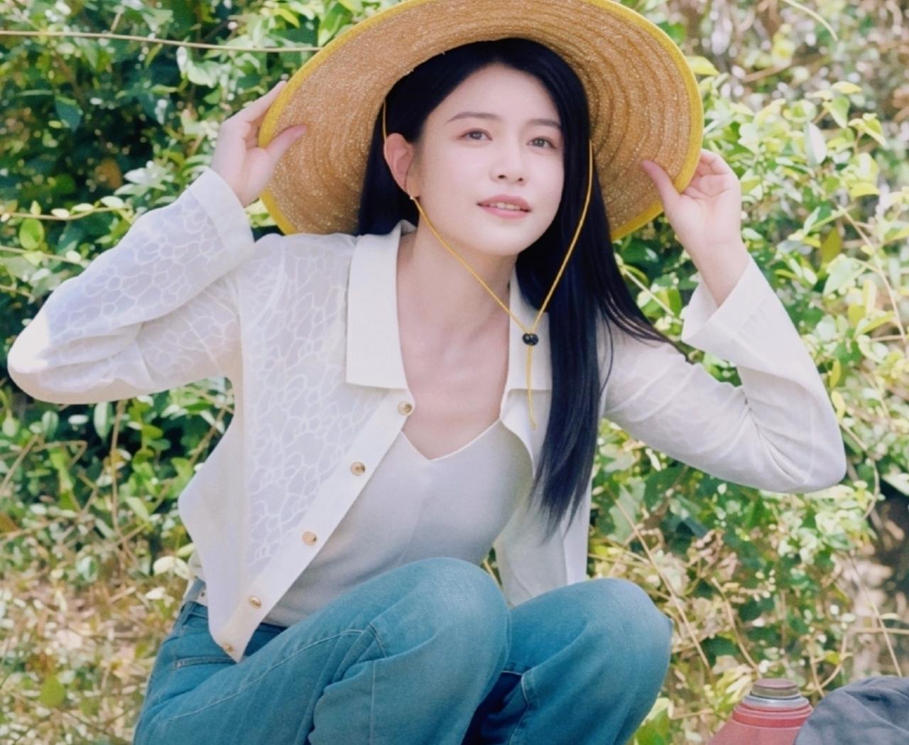 感觉陈妍希离婚之后状态越来越好了，或者是她娃娃脸没有变的原因吗？相比之下看陈晓的