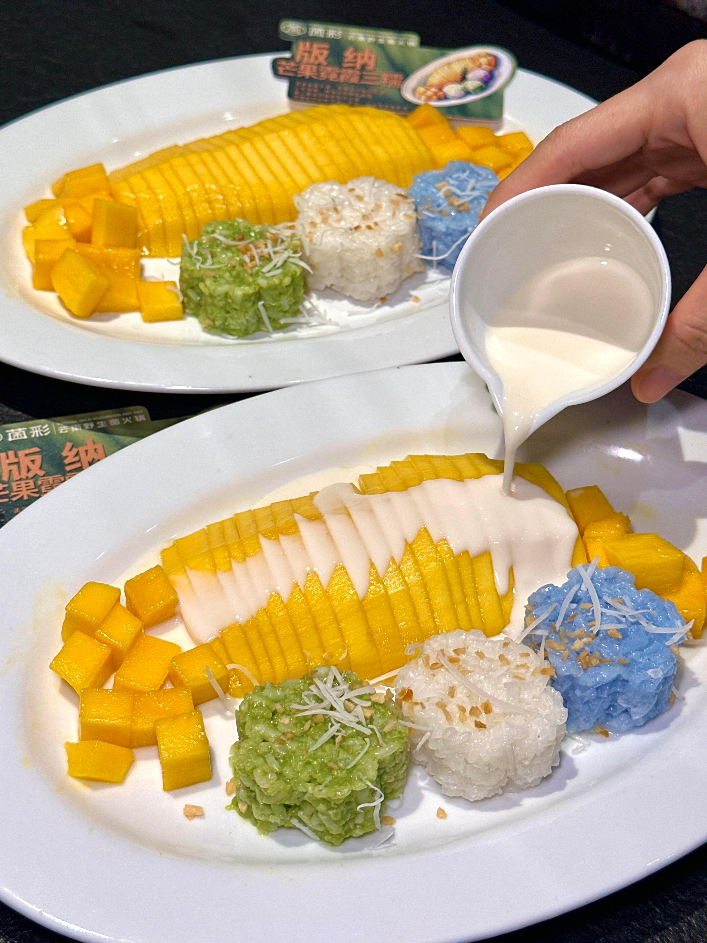 芒果糯米饭！！该怎么形容这一口有多好吃😢软糯香甜的芒果+三色糯米饭，淋上椰浆，
