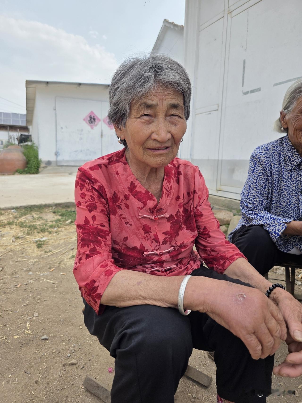 你穿过这样的衣服和鞋子吗？今天婶子穿了一件新上衣，20元，女儿在集市上买的。