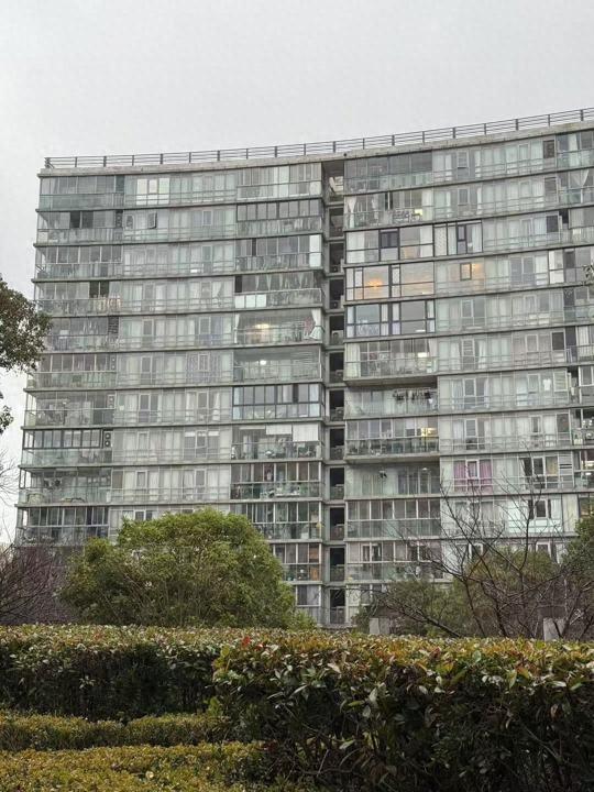 上海一小区业主发现: 家中落地窗竟属玻璃幕墙! 装修更换被阻引发矛盾