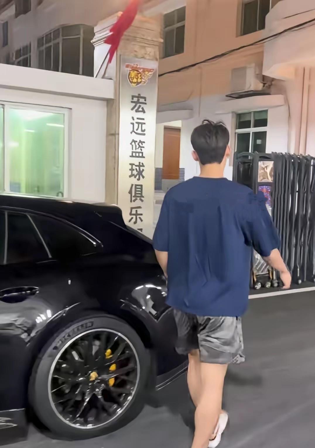 好消息，徐杰已经复愈归队10月7日晚上七点多，得病久久未露酉的徐杰回到俱乐部，
