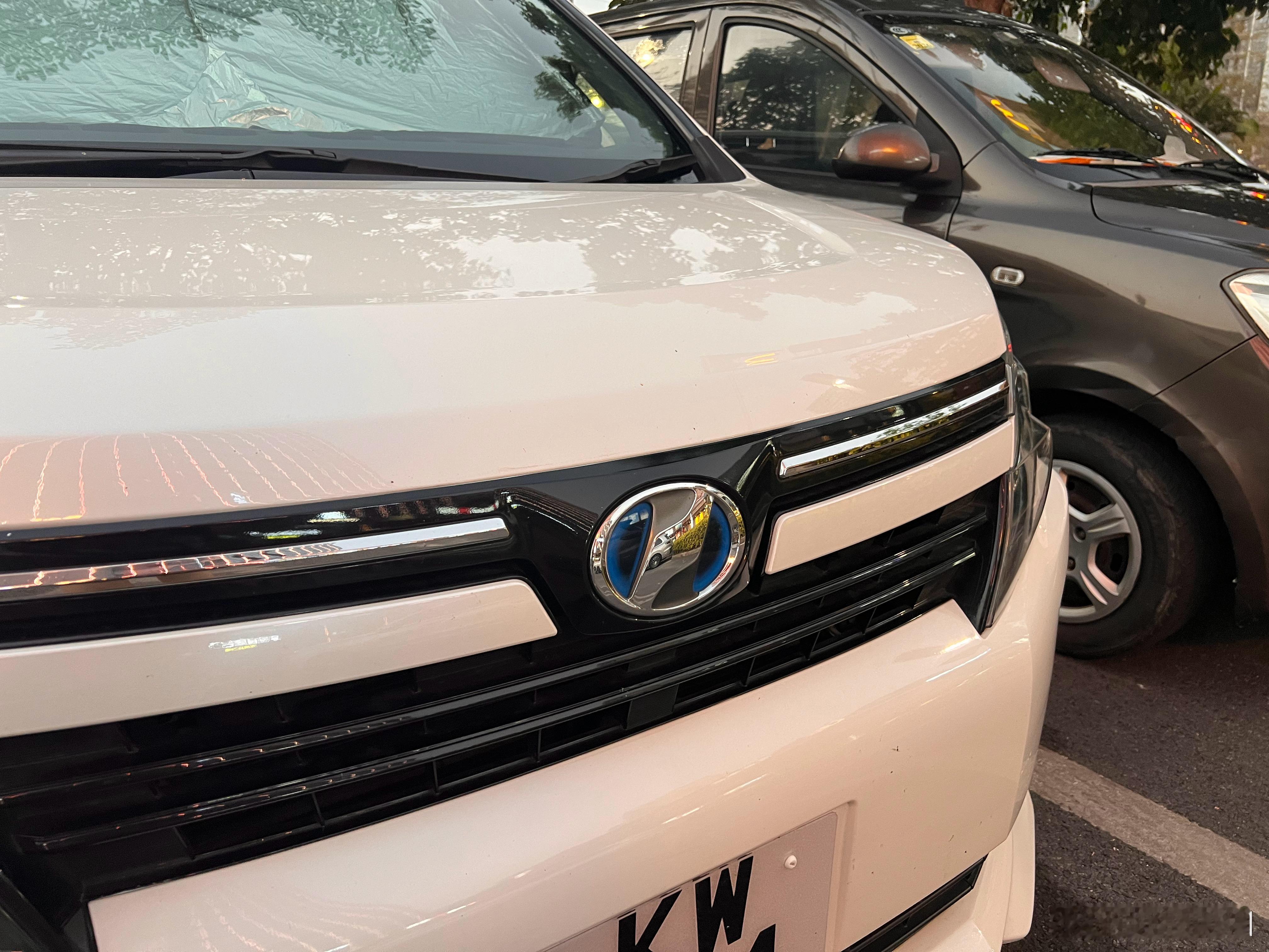 Wow楼下就是老款的丰田Voxy混动版，贼宽敞的紧凑型MPV，得房率王者之一……