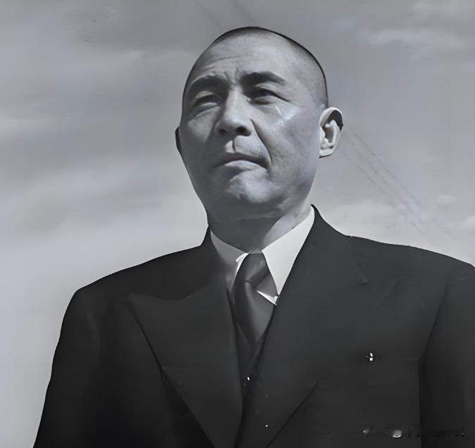 1938年6月15日，汉口洞庭街，国民党航空委员会主任钱大钧带两名卫兵，径直闯进