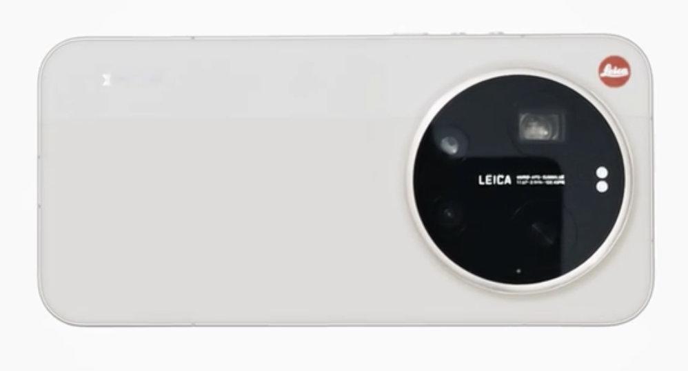 其实我有点不太懂，为什么右上角有了可乐标，镜头上还要有个授权LEICA标？