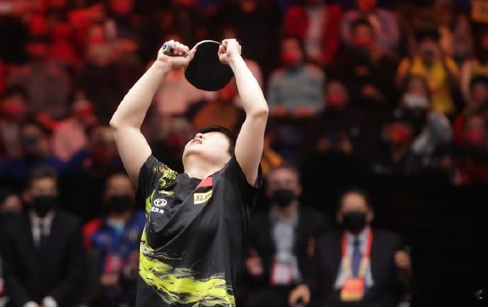 孙颖莎25岁韧性开场从进入到国家一队以来孙颖莎经历了常人难以经历的故事而在这故