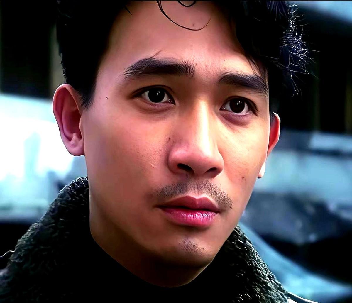 王晶突然“手撕”梁朝伟，直言他在《金手指》里的表演“有点过火”，甚至建议他学张国