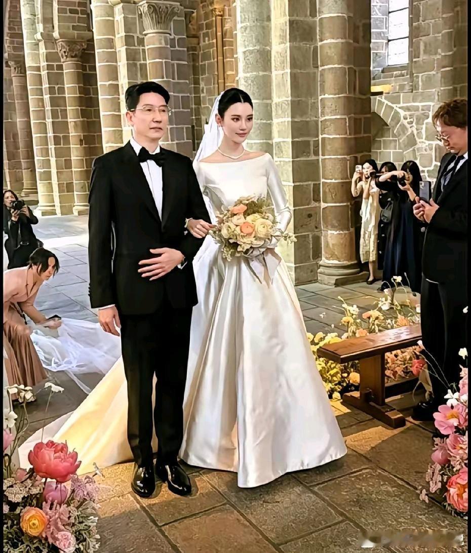奚梦瑶爸爸牵着她，步入礼堂，送女儿出嫁！不得不说，奚梦瑶爸爸好板正，有种高级知识