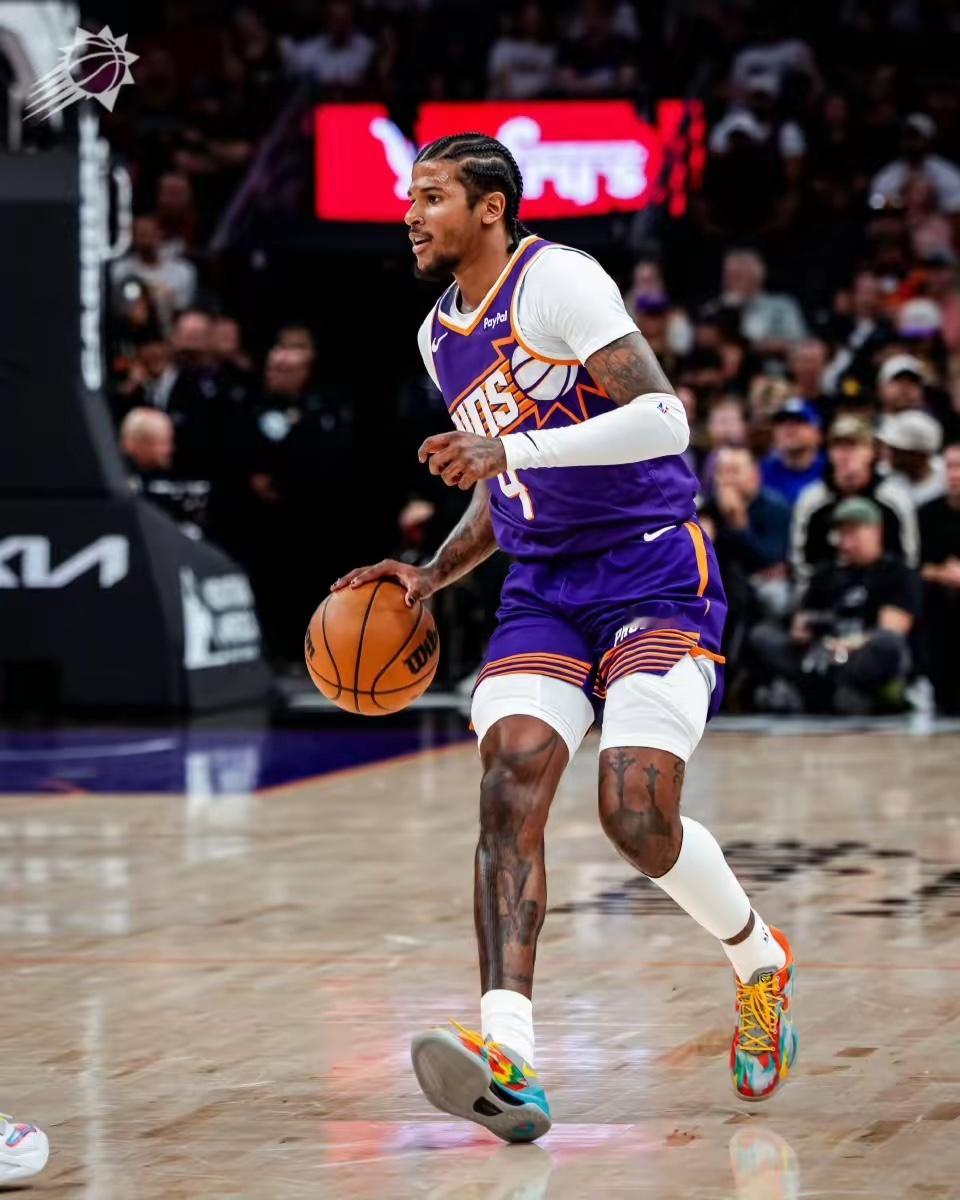 哎，说起这个杰伦格林，真是让人唏嘘不已啊。曾经被寄予厚望的榜眼秀，如今却成了这般