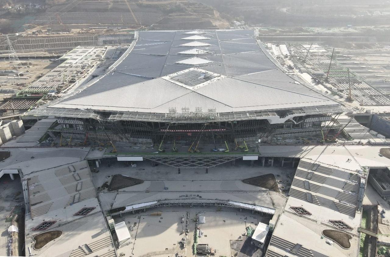 果然能超越西安的还是西安！西安东站金属屋面封顶全面进入站房装饰装修施工阶段。西安