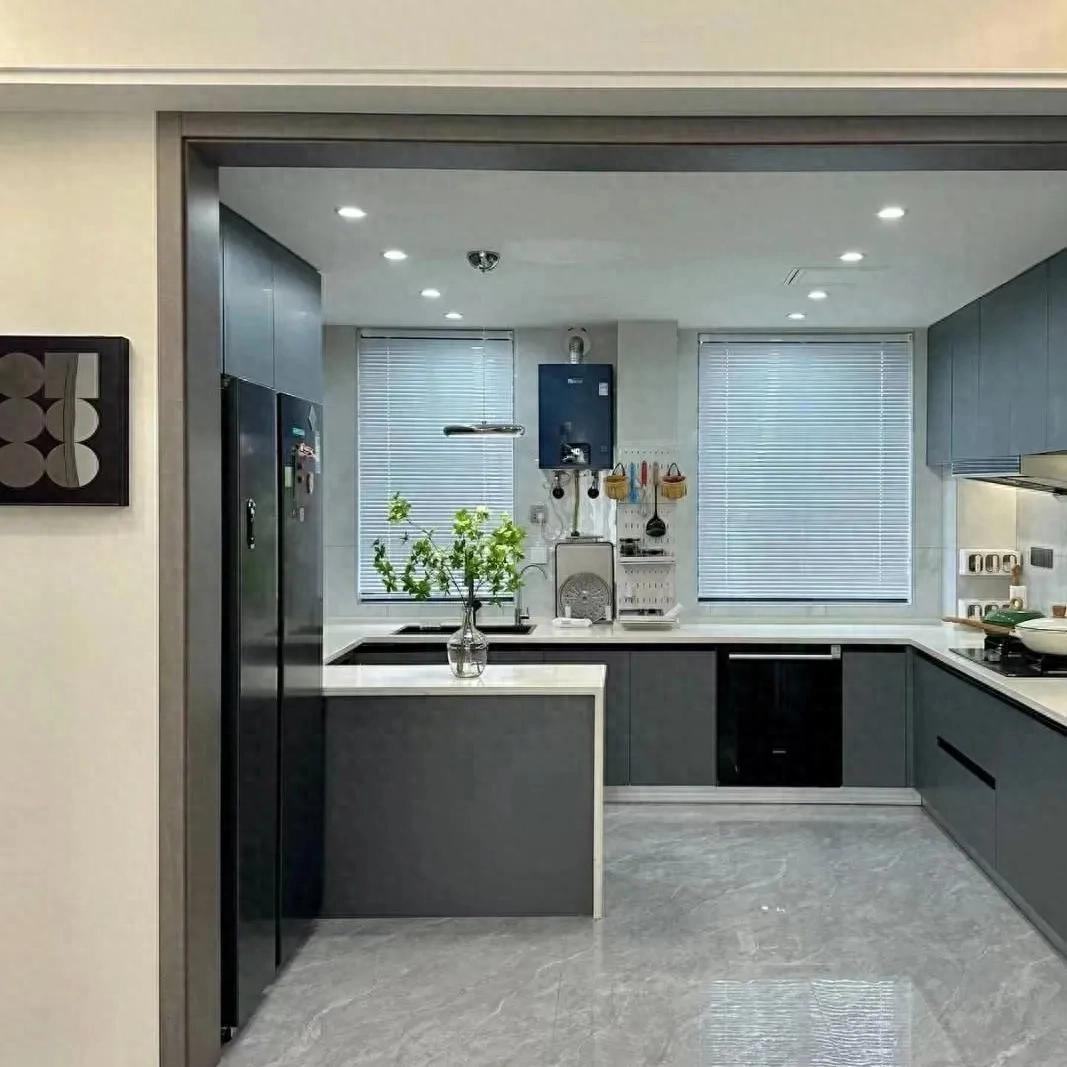 装修工头老周，在我家干了三个月。临走那天，他递给我一支烟，说：兄弟，我干了二十年