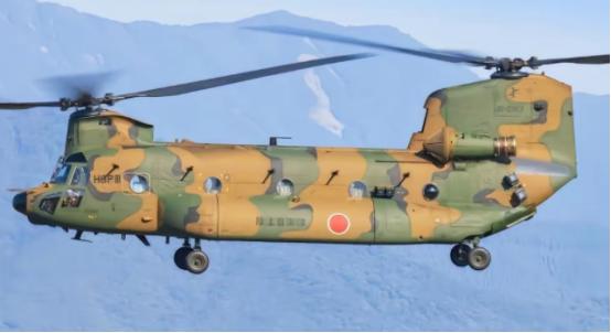 今天传出消息，日本自卫队一架CH-47JA直升机昨晚在静冈县上空又被激光照射10