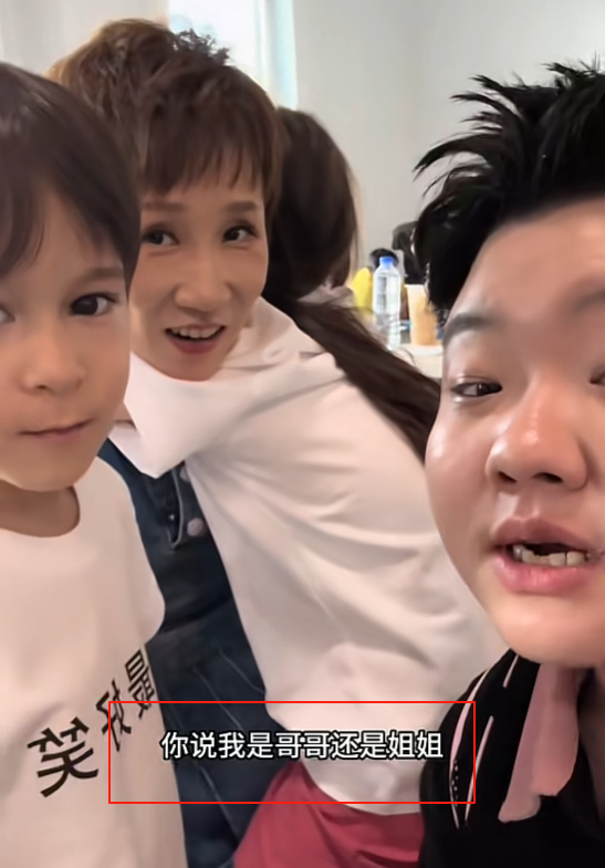 张踩铃的女儿和儿子去探班《喜剧之王单口季2》，王越走过去问张拿铁：“我是哥哥还是