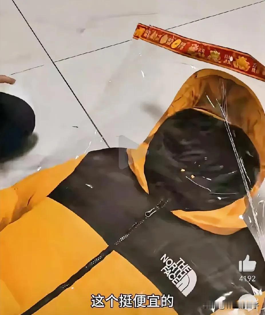 刚看到一个视频[捂脸哭]，这孩子很孝顺就是太孝顺了[捂脸哭]天冷看老爸没有羽