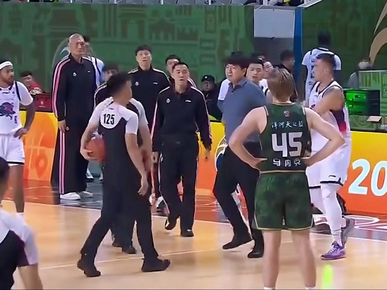 在处罚俱乐部教练和球员上，篮协一直在向足协看齐，只需用三个字来形容。克利斯只是