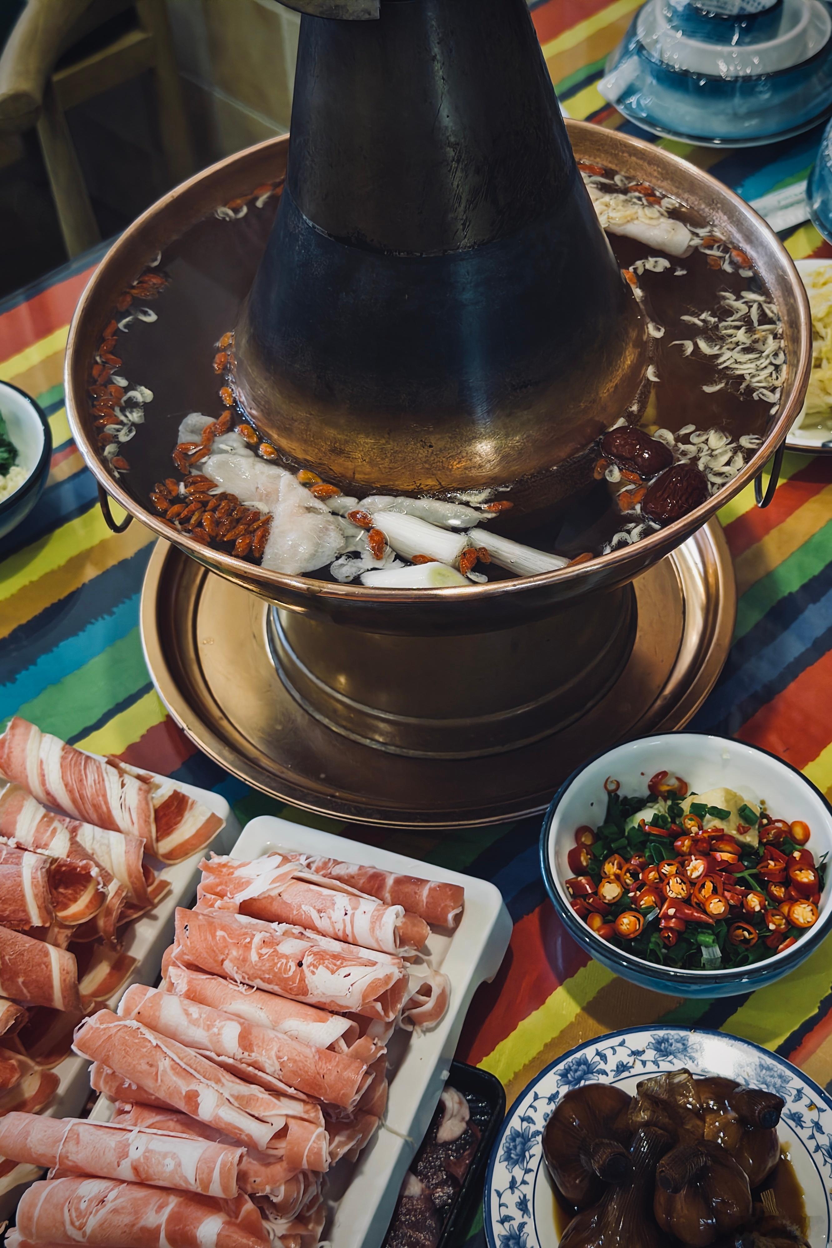今日幸福感是铜锅涮羊肉给的。香菜葱花打底、腐乳增香、小米辣提劲，不愧是川味版蘸碟
