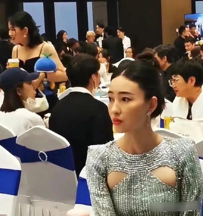 不得不佩服这个设计师的脑洞，要是微胖点的人估计穿出来体感不好