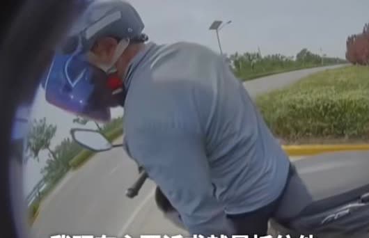 “又是一件缺德事！”陕西西安，男子刚提一周的新车被人故意扎爆胎，男子通过哨兵模式