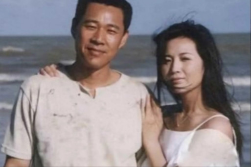 1991年演员张丰毅因为口角打了妻子吕丽萍一巴掌，吕丽萍伤心之余直接跟其办理了离