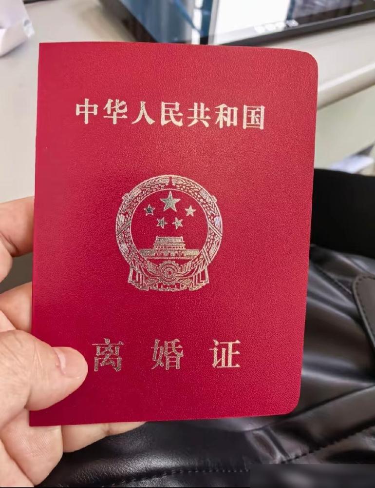 结婚不到半年的小舅子离婚了，中秋节去老丈人家，正好碰到他，问他好好的离什么婚呀？