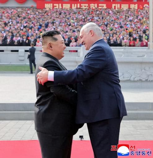 多图：金正恩在金日成广场盛情欢迎卢卡申科首次到访 据《今日白俄罗斯报》网站