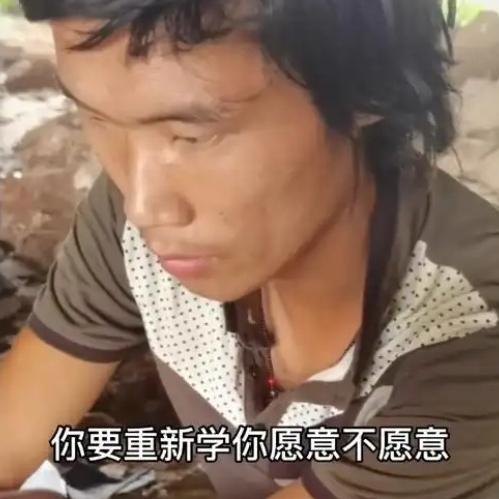 泪目，这个少年的人生从此改变！18岁小林被发现裹着破被子，睡在绍兴某公园的凉亭里