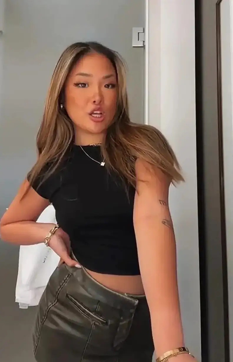 张学友25岁大女儿张瑶华的正脸照曝光，她皮肤黝黑打扮性感，美得有个性，她的身材微