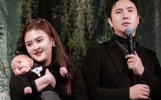 2003年沈腾进入开心麻花那时的他收入微薄，常在家打游戏，而女友王琦则一年半连