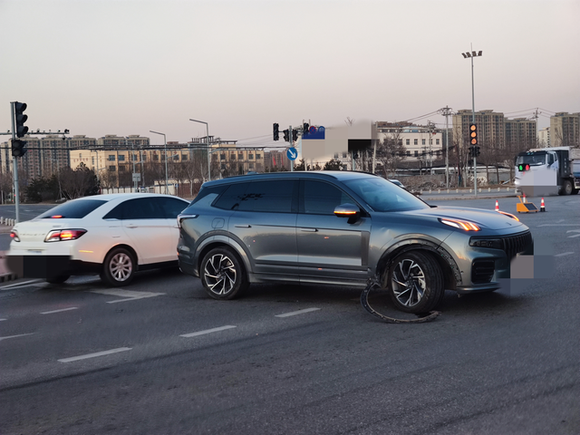 领克09维修等到天荒地老发生了单方交通事故，领克09受损，车辆不能正常行驶了，