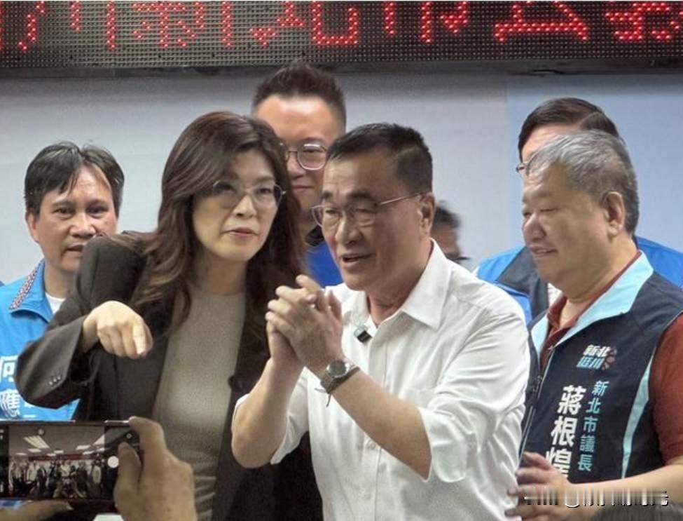 真是没有对比就没有伤害啊，就拿国民党主席郑丽文连续两天在新北参加活动来说，作为国