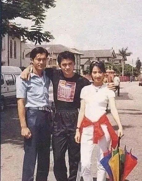 “这张照片拍摄于27年前，能认出来三人的，估计都儿女绕膝了吧。”