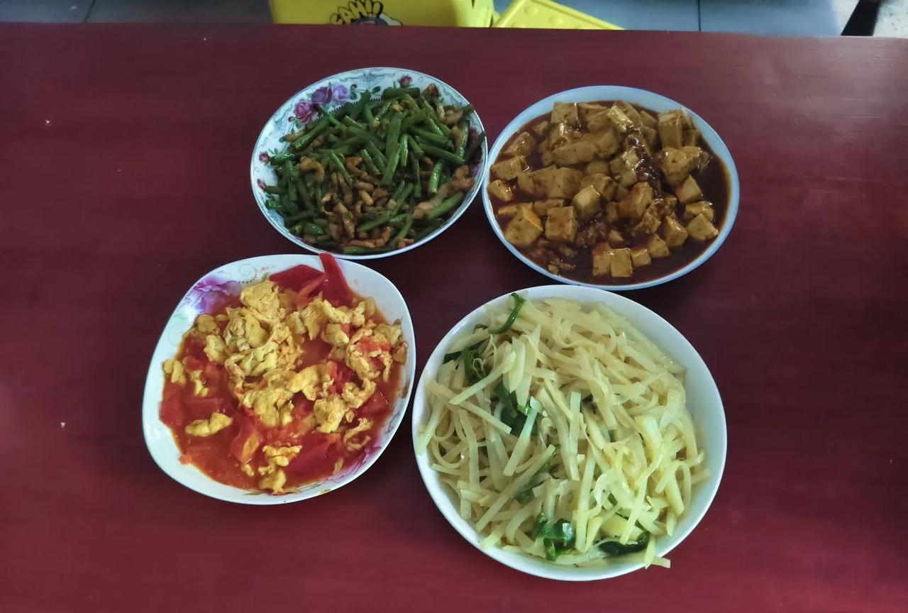 今天中午，大儿子放假回来后，第一次主动提出要为我家做午饭，准备做炒菜米饭！菜是
