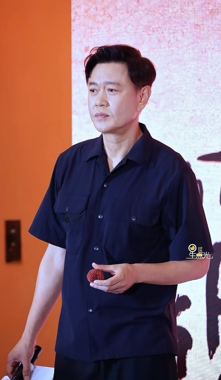 太像了，这冯嘉怡和任嘉伦太像了！近日，实力派演员冯嘉怡出席电视剧《长安的荔枝》