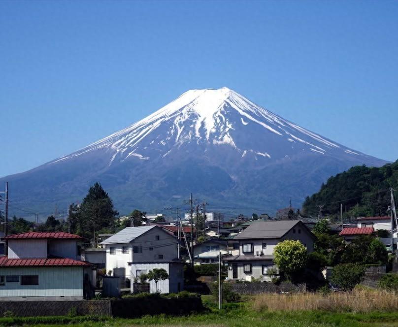 日本，一名中年父亲带着两个儿子攀登富士山，为了自己登顶，他把小儿子扔在了半路上。