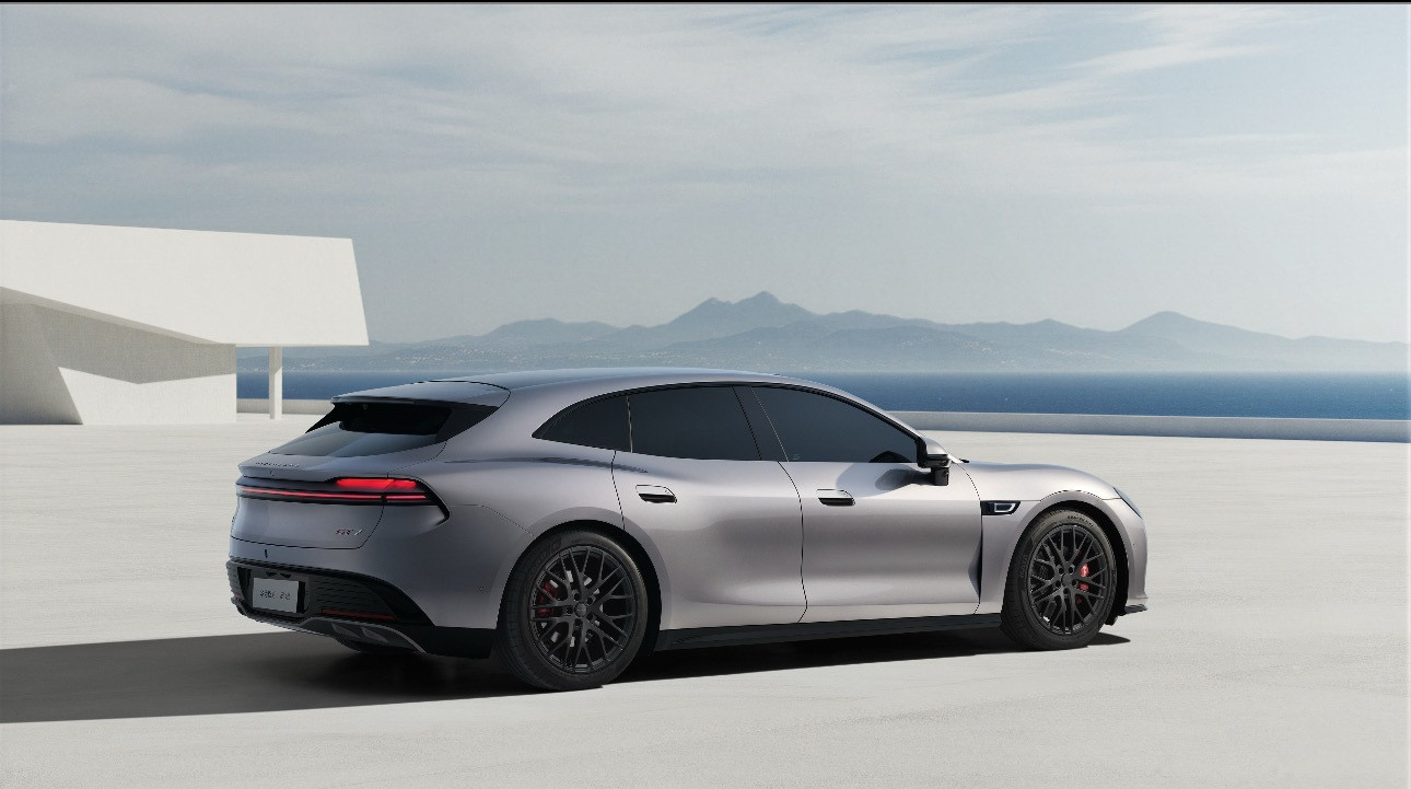 今天启境这场发布会有点东西啊。启境首款车GT7是台猎装车，说人话就是，长得帅、能