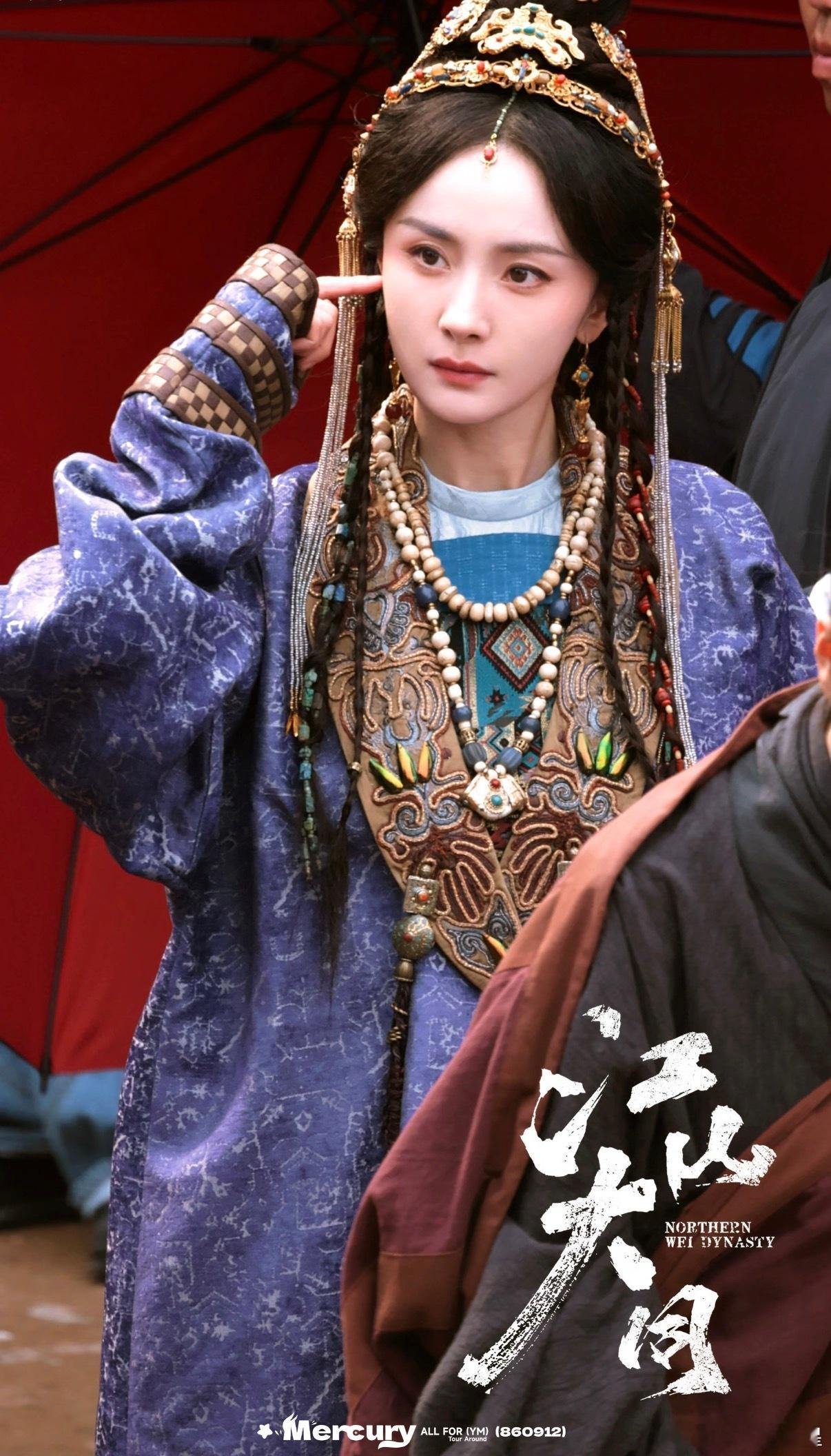 杨幂江山大同紫色胡服路透杨幂冯湮儿紫色胡服造型如此美貌，完全是忍不住行个大礼的