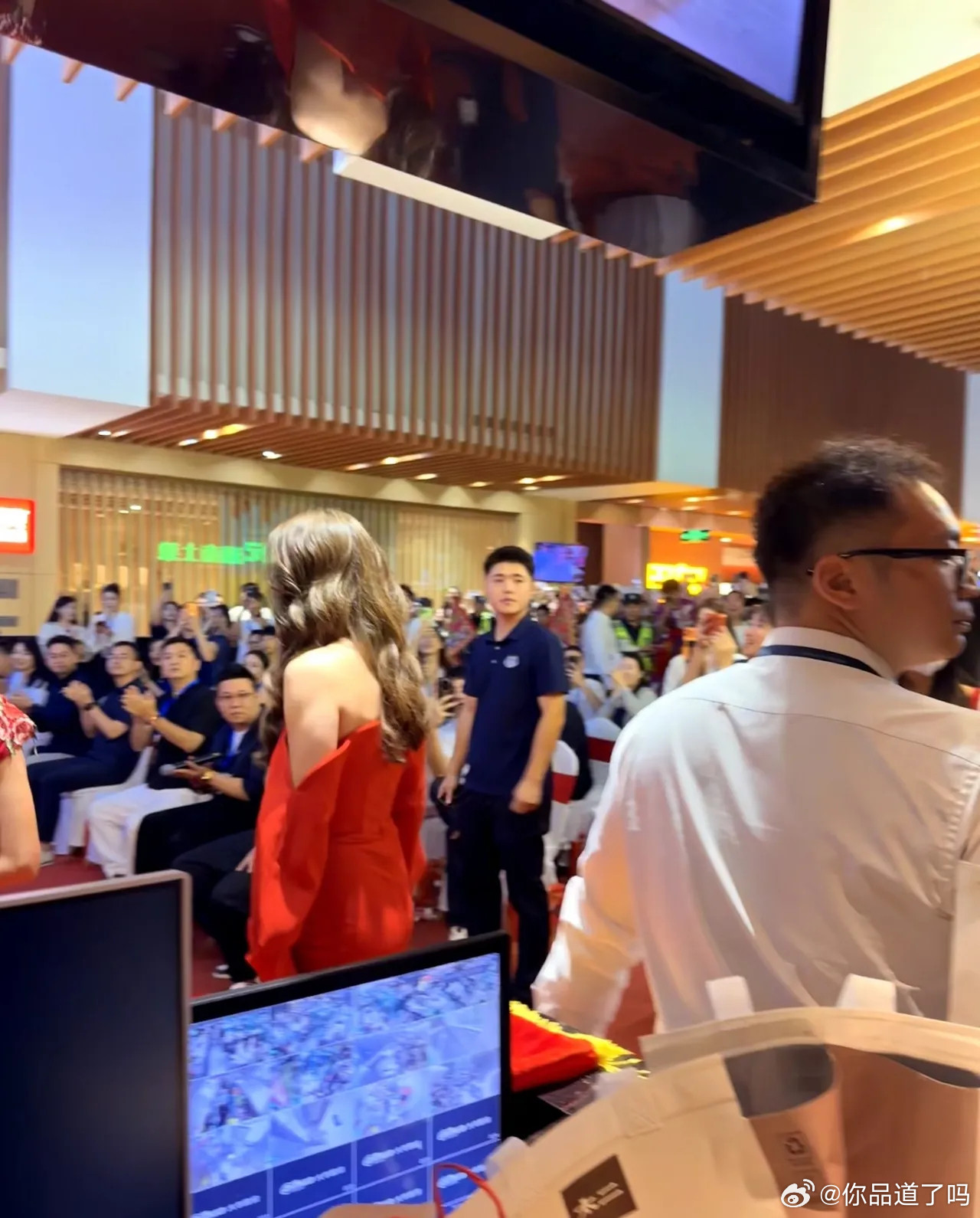 钟嘉欣现身惠州华贸中心出席活动，本人好漂亮，身材高挑，比例优越，她在人群中一眼就