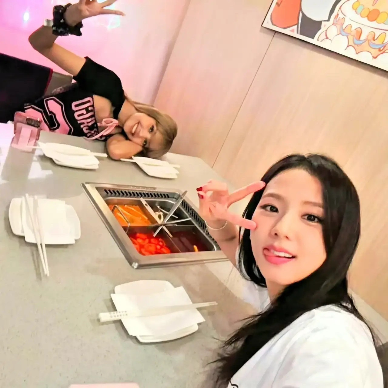 有网友在洛杉矶偶遇Lisa吃火锅，她可真是忠实的火锅爱好者！虽然她平时住韩国首尔