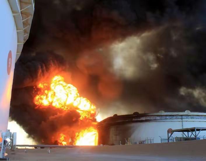 全世界都盯着特朗普那边闹腾，俄乌战场冷不丁又炸了锅。乌克兰半夜搞偷袭，无人机黑压