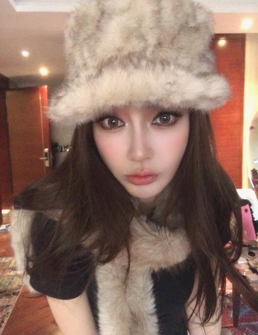 你还以为全包眼线显老？Angelababy甩出一张自拍，直接打脸。她重现出道