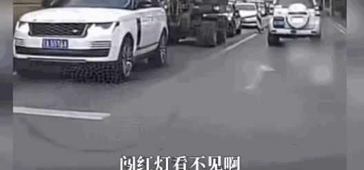 “这下后悔了吧！”8月11日，辽宁沈阳，一男子在驾车右转时，另一位骑自行车的男子
