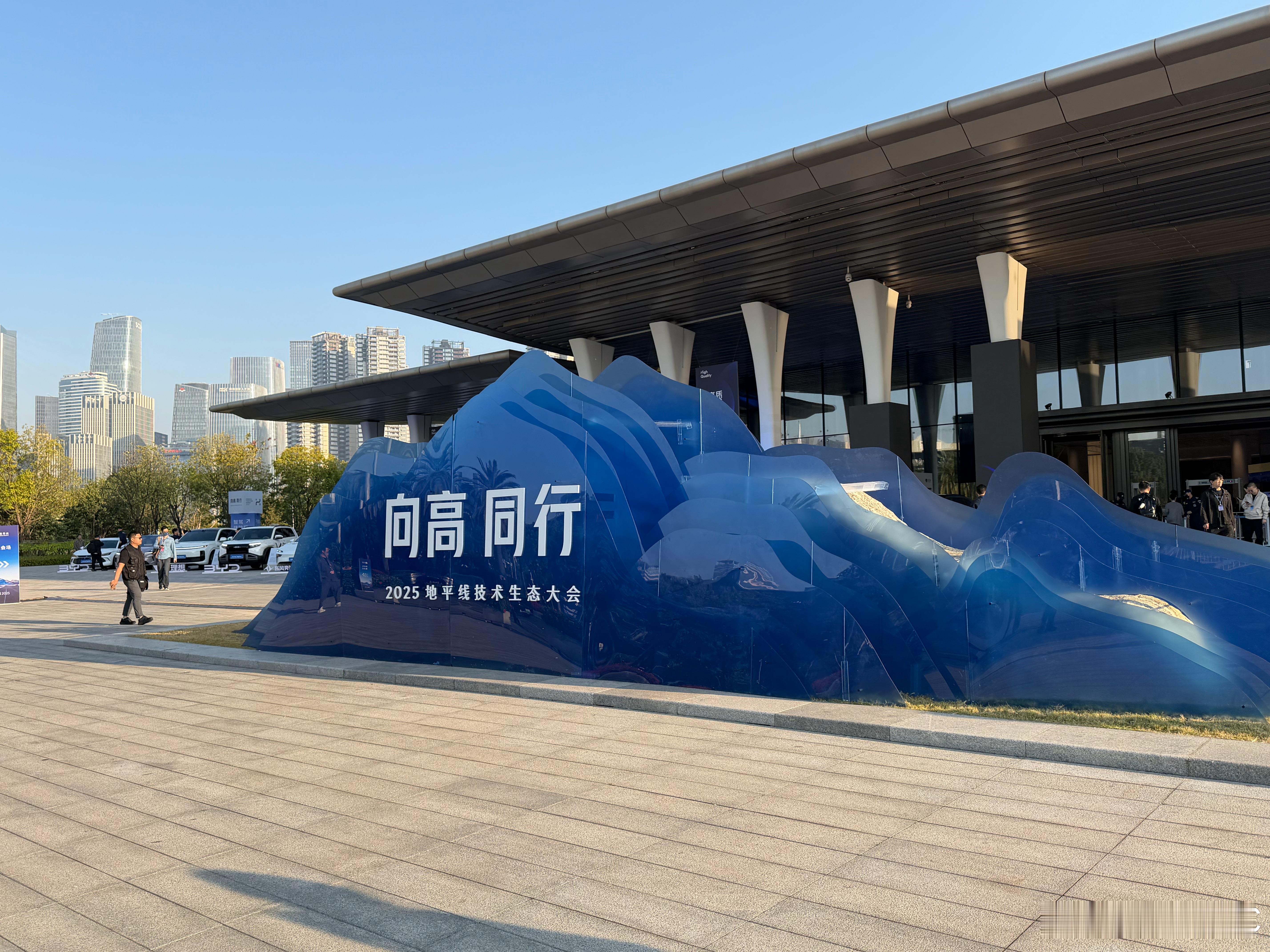 地平线开技术生态大会，这阵势像车展似的客户车一字排开，门口都快摆不下了...不过