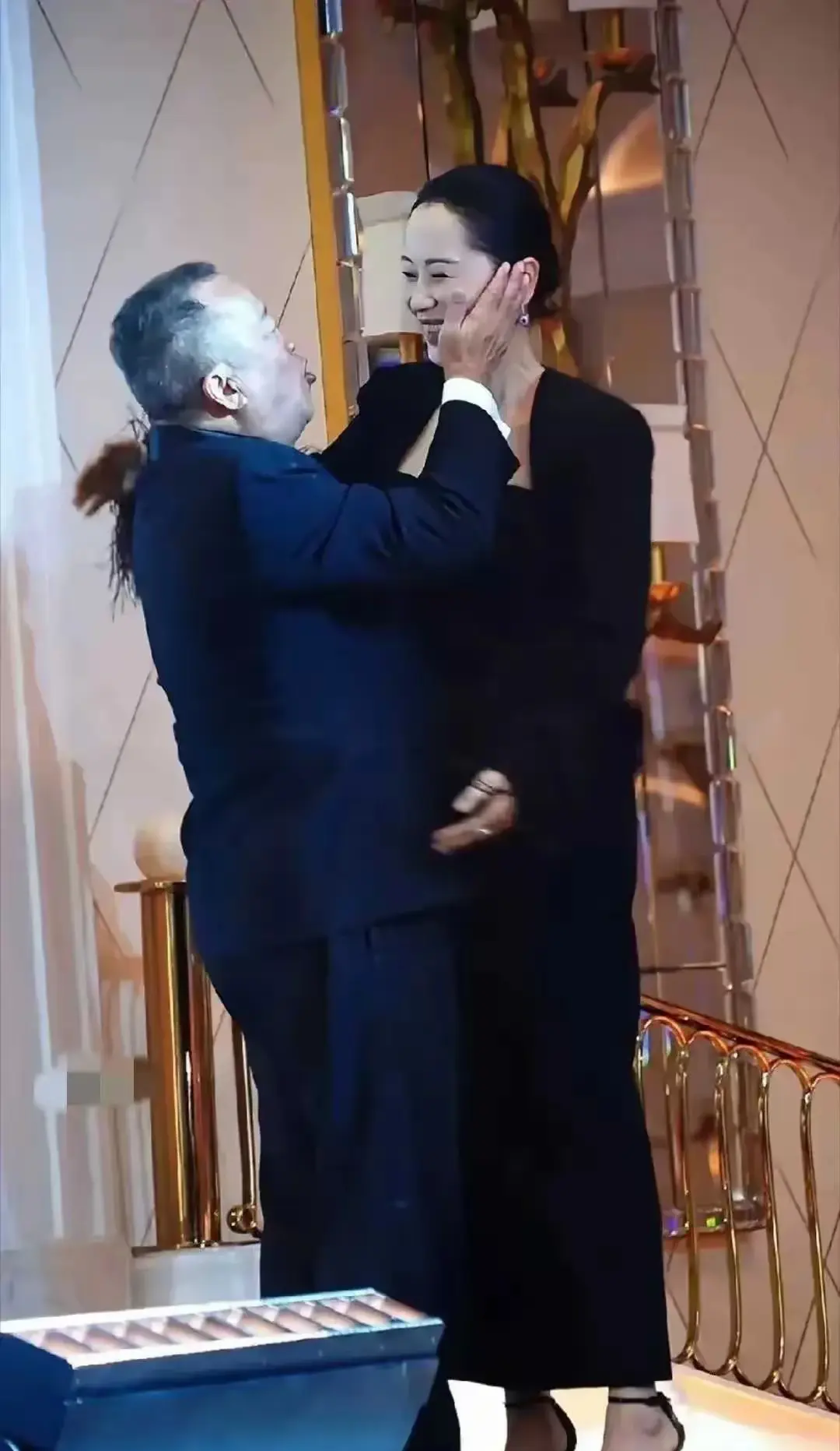 这女的是谁？曾志伟就喜欢这么打招呼
