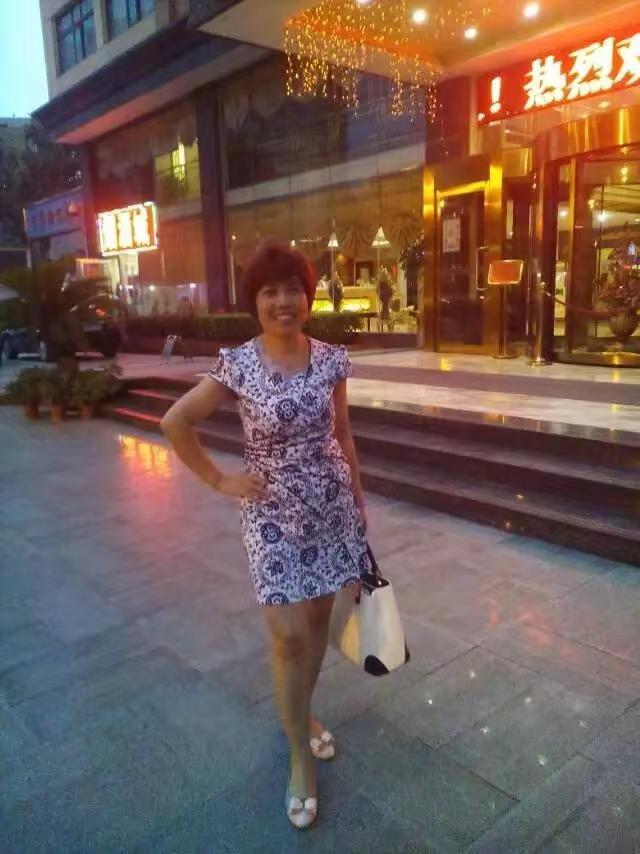 夜街优雅自拍街拍老阿姨中年女性穿搭黑色连衣裙年龄无界穿搭👗