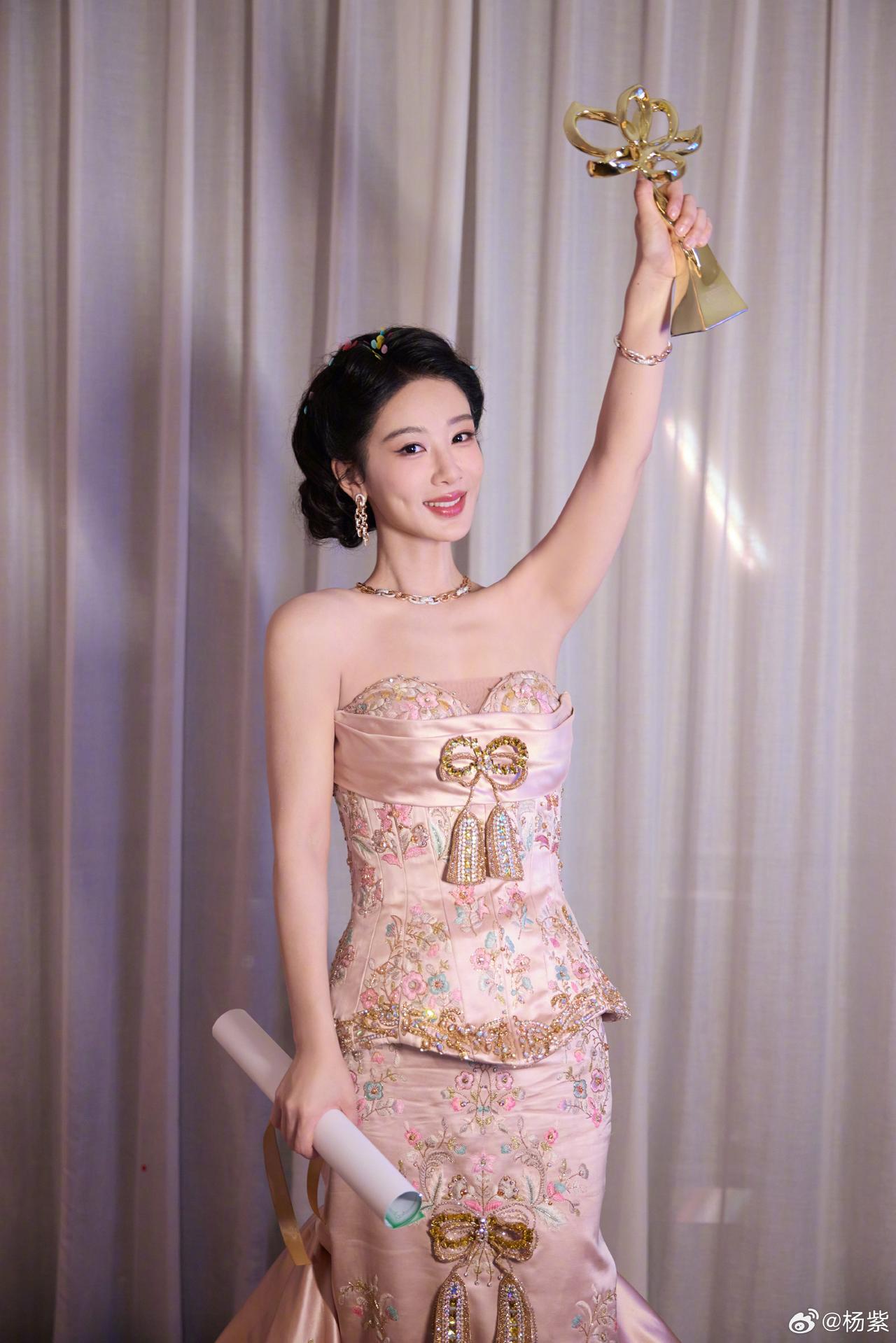 杨紫获白玉兰最佳女主角，宋丹丹又该道歉了杨紫凭借《生命树》白菊获得白玉兰最佳女
