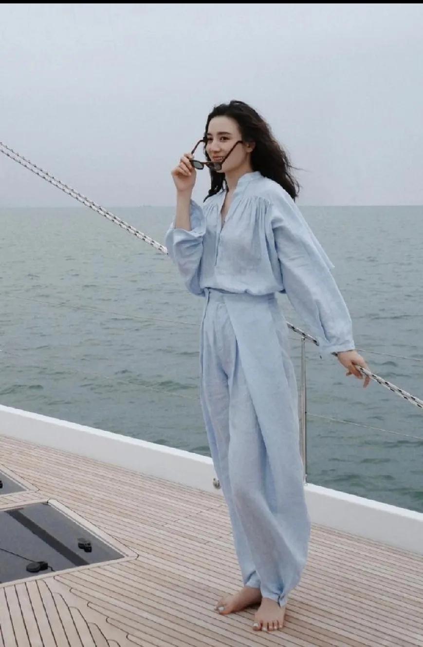 被宋佳这组游艇照惊艳！松弛感穿搭狠狠拿捏被宋佳在游艇上的这组照片美到了✨