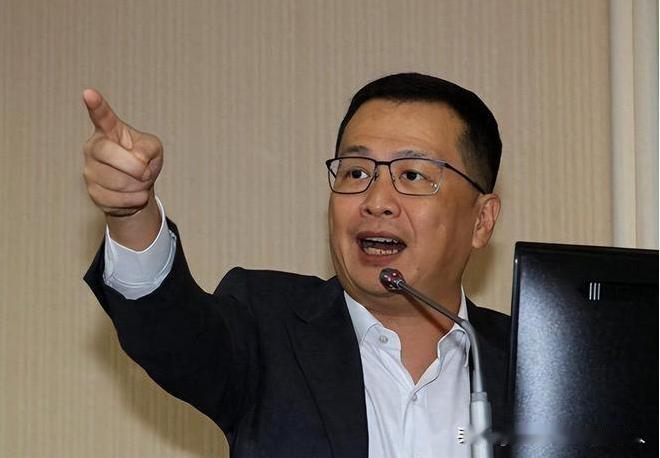 罗智强的“耳光”来了！10月22日早上，他宣布捐款50万新台币，第一个站出来力挺